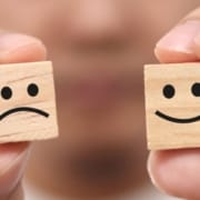 The-Real-CBD-Blog-CBd-und-Antidepressiva Hände halten glückliche und traurige Holzwürfel