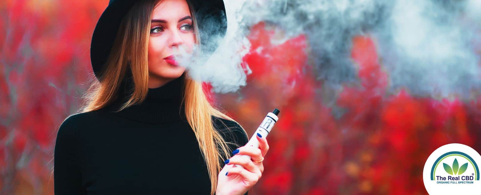 Jonge mooie vrouw op de rug blaast vape rook op een rode achtergrond