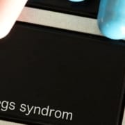 The-Real-CBD-Blog-CBD-for-Restless-leg-syndrome Tastatur mit RESTLESS LEG SYNDROME auf einer der schwarzen Tasten