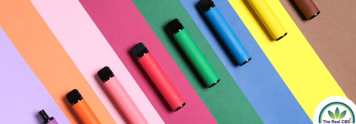Veelkleurige vape-pennen op een gestreepte bijpassende achtergrond