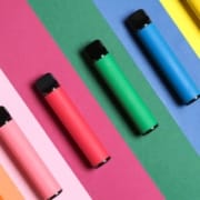 The-Real-CBD-Blog-vaping-CBD Mehrfarbige Vape Pens auf gestreiftem, passendem Hintergrund