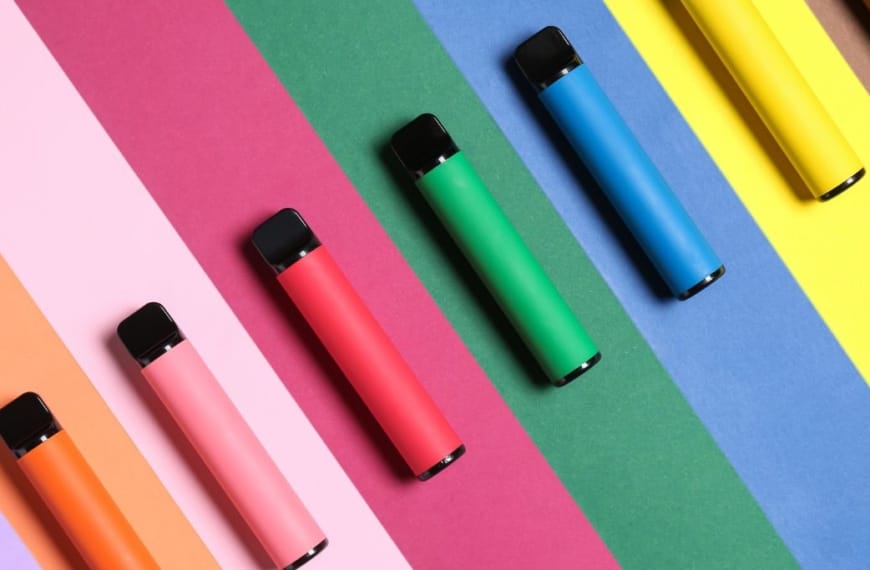 Stylos à vape multicolores sur fond rayé assorti
