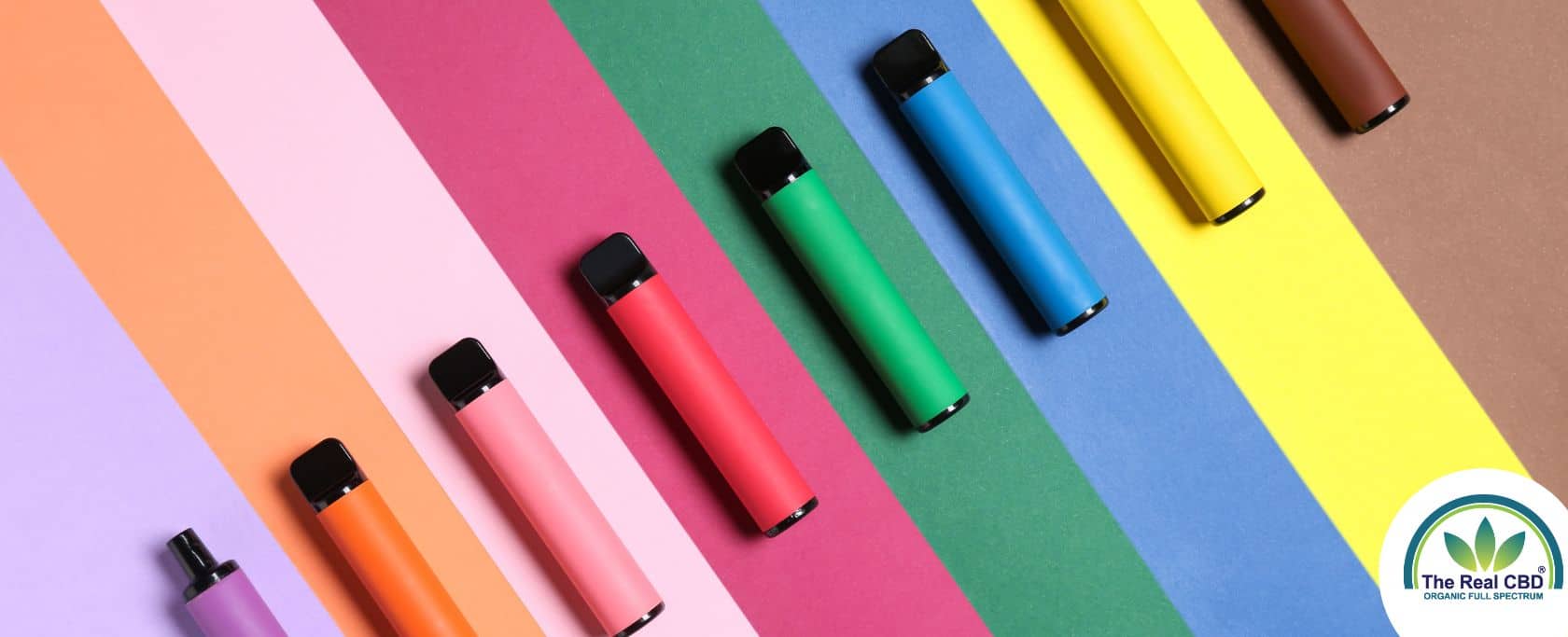Veelkleurige vape-pennen op een gestreepte bijpassende achtergrond