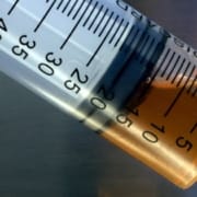 Der-Real-CBD-Blog-RSO-oder-FECO Nahaufnahme von braunem รl in einer Spritze