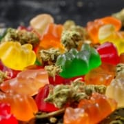 Der-Real-CBD-Blog-Was-machen-CBD-Gummis Gummibärchen und getrocknete Hanfblüten in einer Mischung