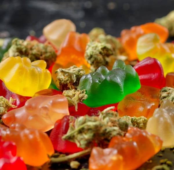Gummibeertjes en gedroogde hennepbloemen in een mix