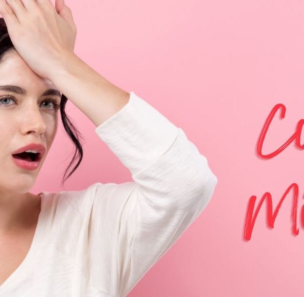 Vrouw houdt haar voorhoofd vast met 8 veelgemaakte CBD-fouten