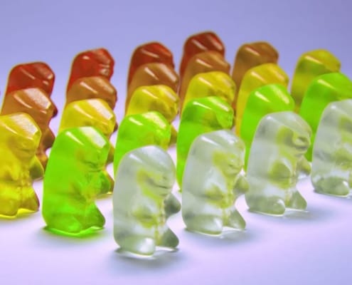 Aufreihung von Gummibärchen in verschiedenen Farben