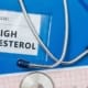 Dossier hoog cholesterol met capsules en stethoscoop