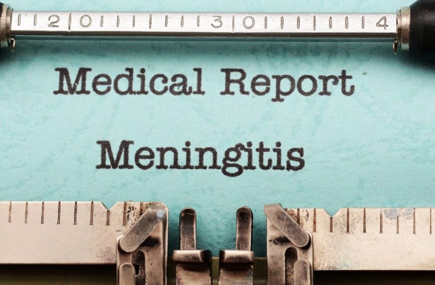 Medizinischer Bericht über Meningitis in einer alten Schreibmaschine