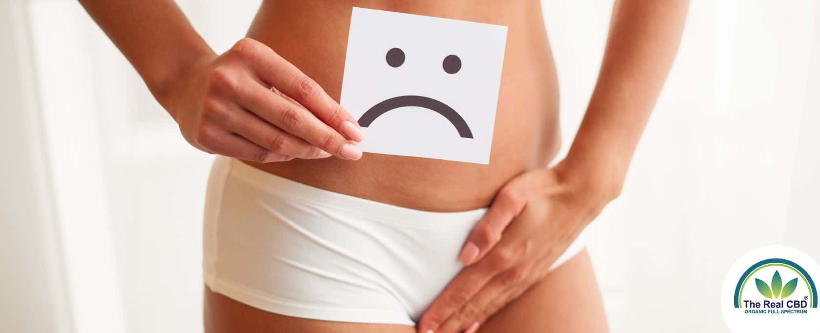 Femme tenant un signe de mécontentement devant son bassin