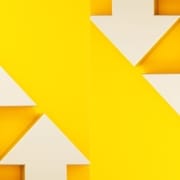 The-Real-CBD-Blog-Ist-CBD-ein-oben-oder-unten Weiรe Pfeile, die auf und ab gehen, auf gelbem Hintergrund