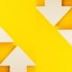 Flรจches blanches montantes et descendantes sur fond jaune