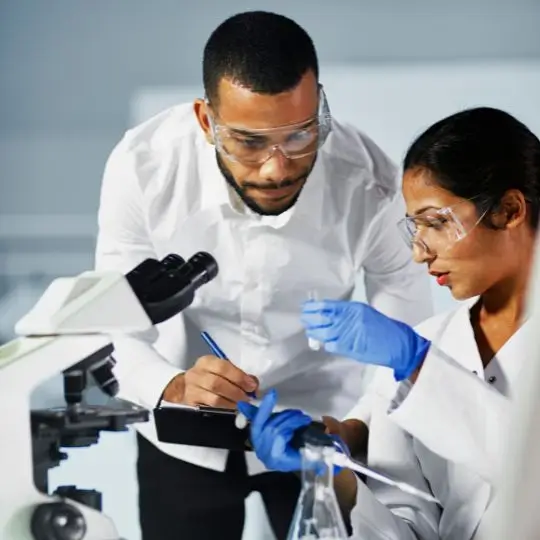 2 scientifiques testant des ingrรฉdients dans un laboratoire