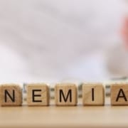 Der-Real-CBD-Blog-Nutzen-von-CBD-für-Anämie ANAEMIA auf Holzblöcken