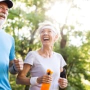 The-Real-CBD-Blog-Does-CBD-give-you-energy Glückliches altes Paar beim Laufen im Wald