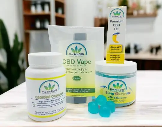 CBD-Schlafprodukte auf einer Holztischplatte in einem Geschäft - The Real CBD Brand