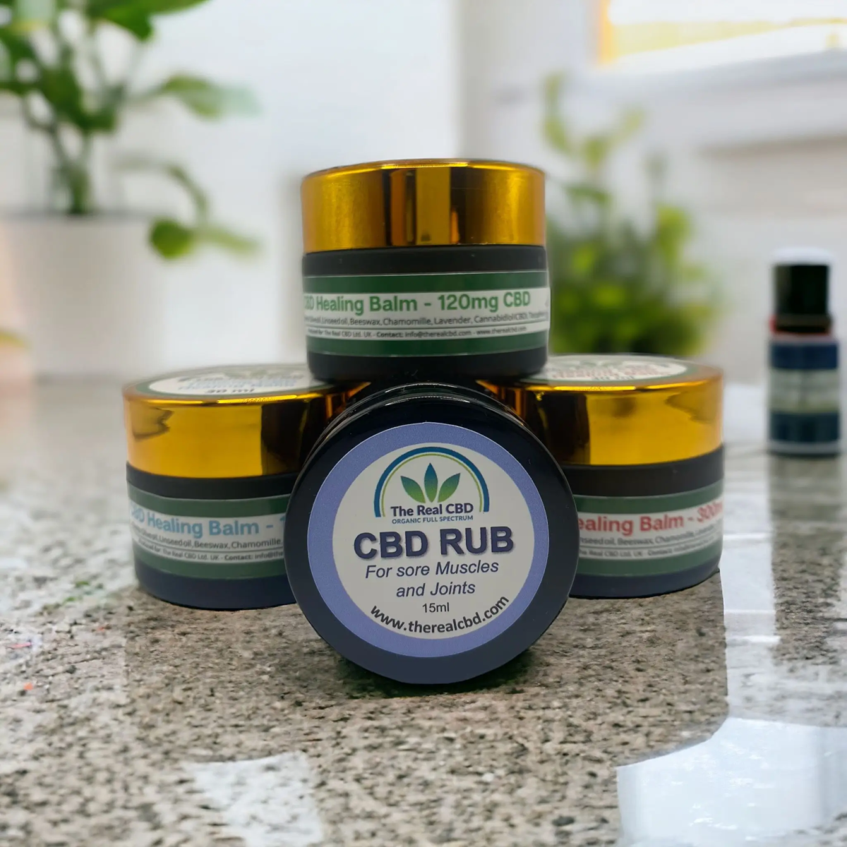CBD-Heilbalsam auf der Marmor-Küchentheke - The Real CBD Brand