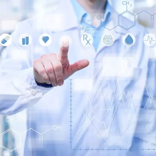 Wissenschaftlicher Bildschirm mit Mann, der auf RX zeigt