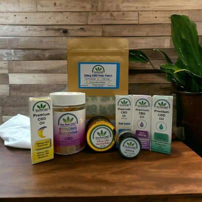 Verschiedene CBD-Produkte auf einem Holztisch - The Real CBD Brand