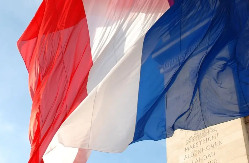 Die französische Flagge weht vor dem Gebäude
