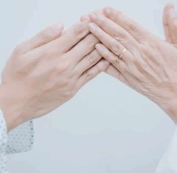 Twee moslims houden elkaars hand vast
