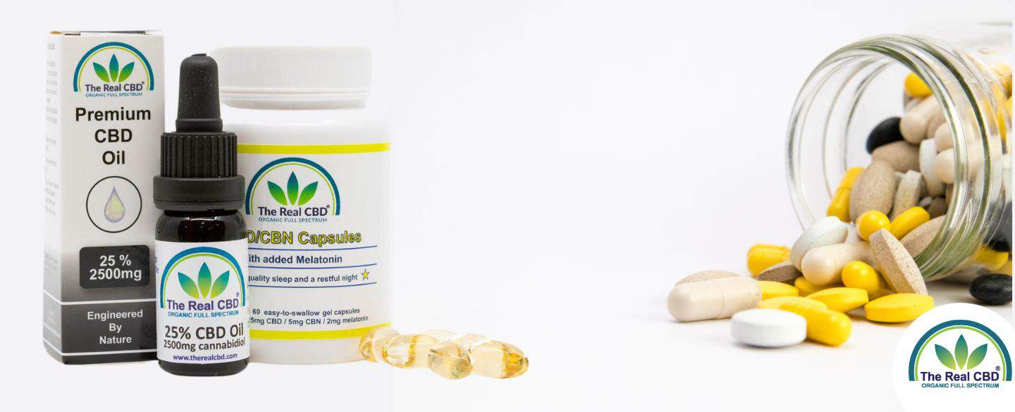 Mélange de vitamines sortant d'un verre incliné et de The Real CBD oil