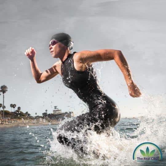 Triathlet beim Schwimmwettbewerb im Meer