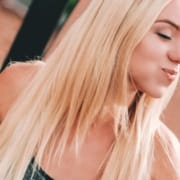 the-real-cbd-blog-does-full-spectrum-cbd-make-you-hungry Blonde Frau genießt das Essen
