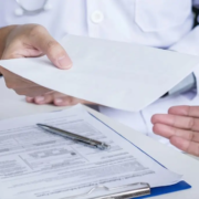 The-Real-CBD-blog-voorschrift-cbd-kan-een-dokter-voorschrijven-cbd Arts overhandigt recept aan patiรซnt