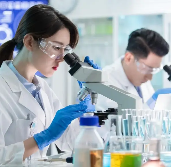 Wetenschappers testen in een lab