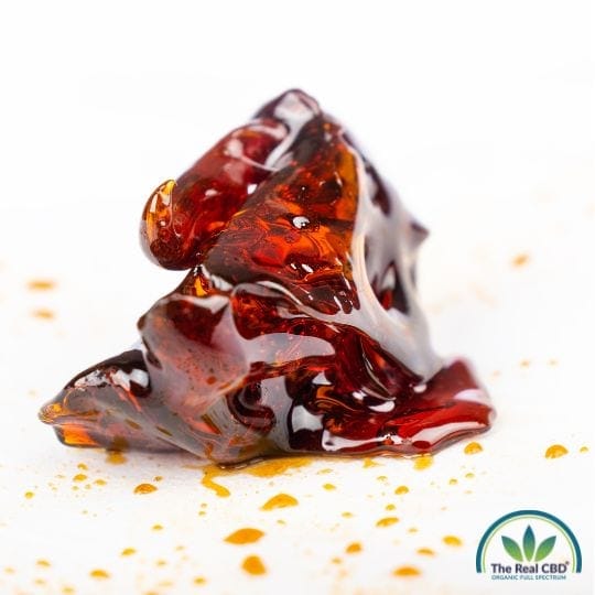 Résine CBD marron foncé sur fond blanc