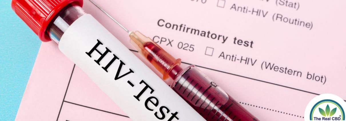 HIV-Bluttest auf einem Tisch mit einer Spritze