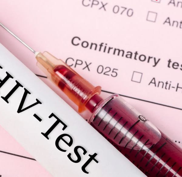 HIV-bloedtest op een tafel met een spuit