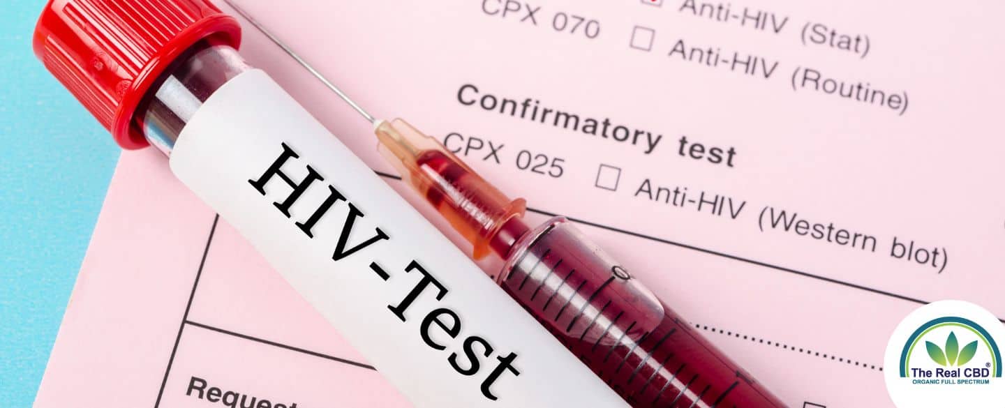 HIV-Bluttest auf einem Tisch mit einer Spritze