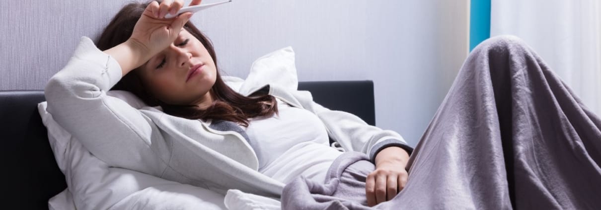 Femme au lit avec une forte fièvre