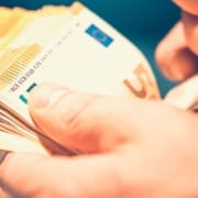 The-Real-CBD-Blog-CBD-oil-prices Mains masculines comptant une liasse de billets d'euros