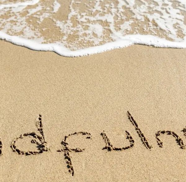 Kustplaatsen met MINDFULNESS in het zand geschreven