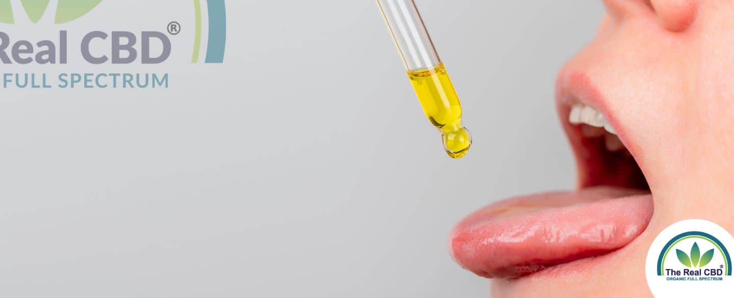 Person mit herausgestreckter Zunge, die CBD-Öl in den Mund tropft