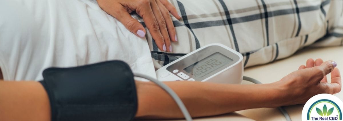 Liggende persoon die zijn bloeddruk laat meten