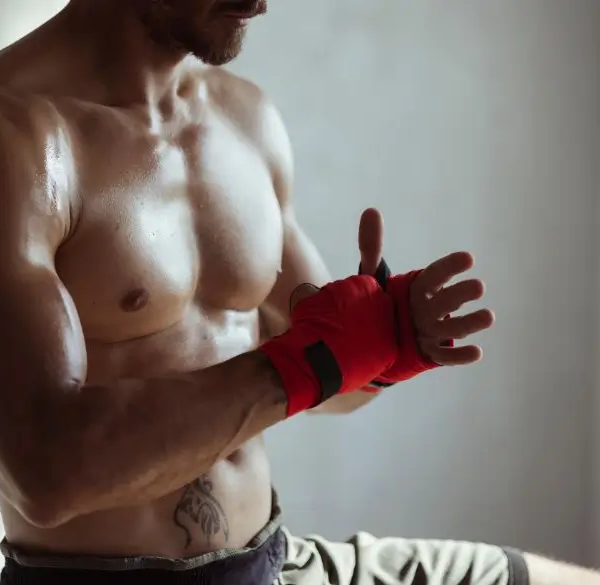 Man wikkelt zijn hand in MMA-gevecht
