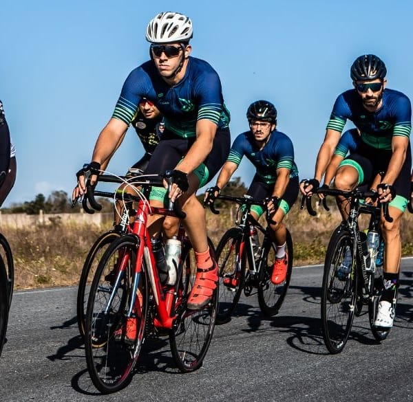 Fietsers in competitie op open weg