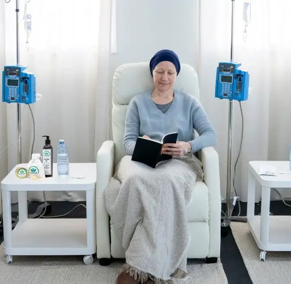 3 vrouwen die chemotherapie krijgen in een ziekenhuis