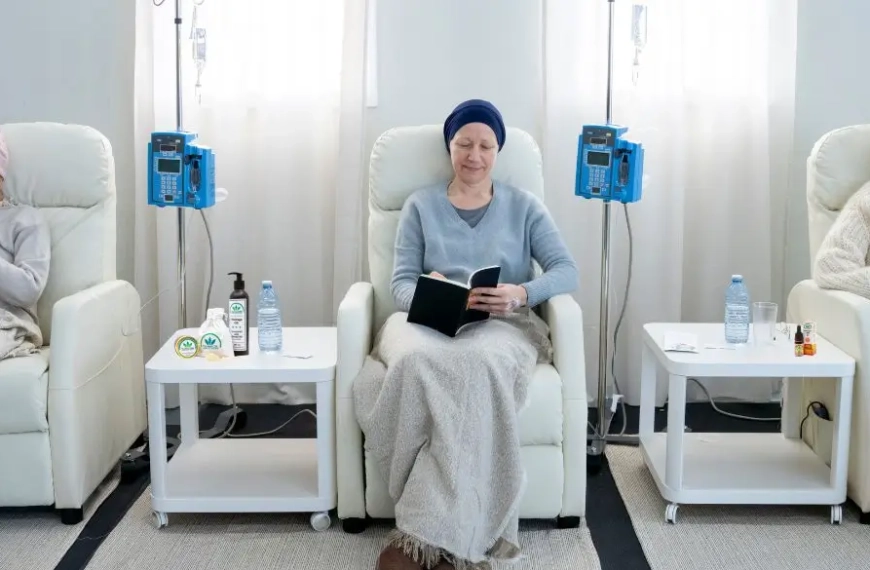 3 vrouwen die chemotherapie krijgen in een ziekenhuis