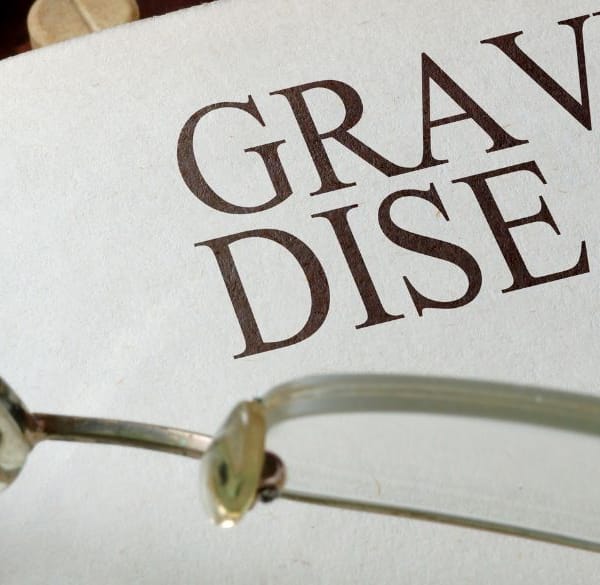 Dagboek voor de ziekte van Graves op een dokterstafel