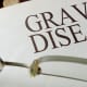 Morbus-Graves-Tagebuch auf dem Tisch eines Arztes