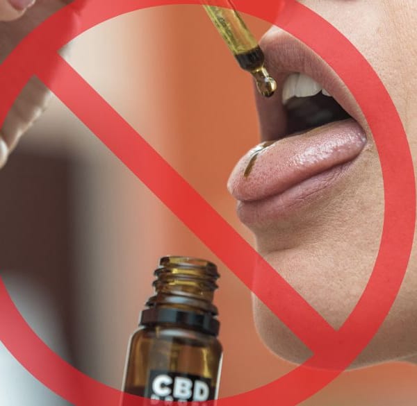 STOP-bord boven een persoon die CBD neemt
