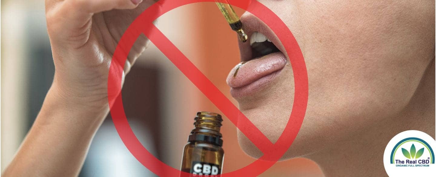 Panneau STOP au-dessus d'une personne prenant du CBD