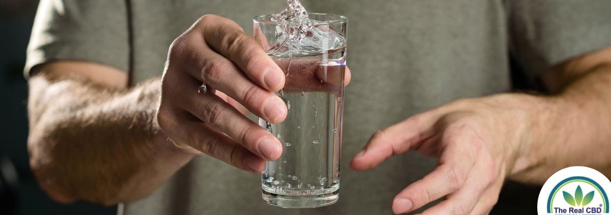 Serrer la main avec un verre d'eau