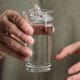 Serrer la main avec un verre d'eau